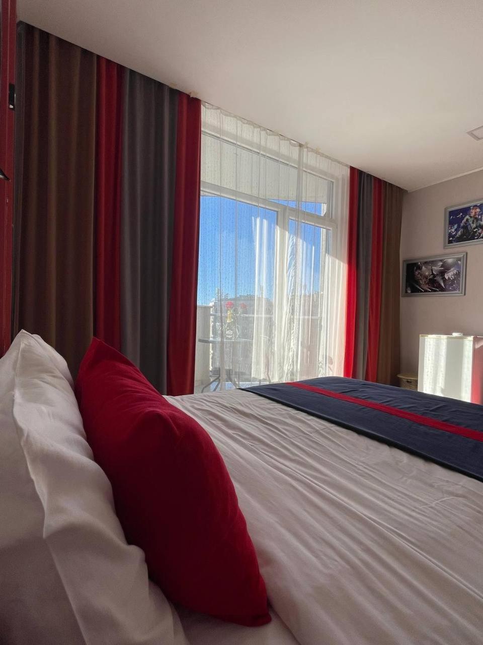 Sea View Rock Hotel บาทูมิ ภายนอก รูปภาพ